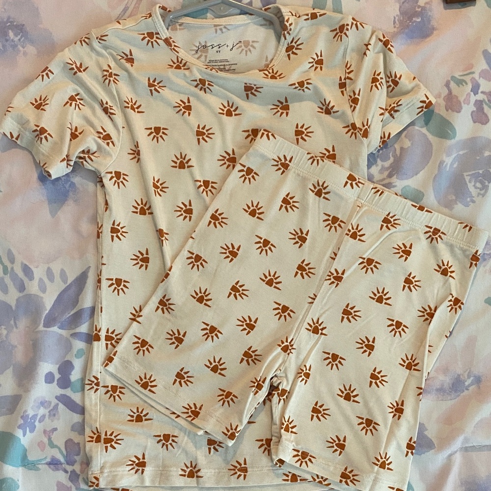 Source Unknown Cream Tee and Shorts with orange sun Pattern